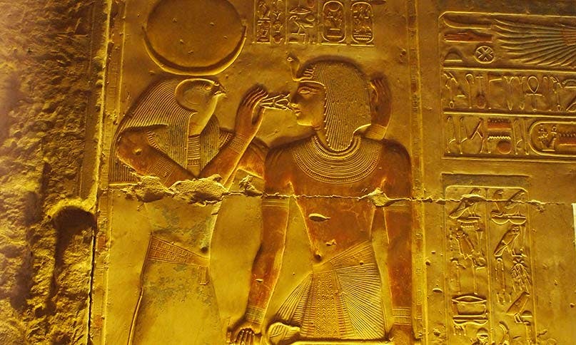 Hieroglyphen und Bilder, Tempel, Ägypten
Der Gott Chons hält Pharao Sethos I. die Zeichen für Leben (ankh) und Stärke (was) an den Mund. Die linke Hand des Gottes ruht schützend am Hinterkopf des Pharaos