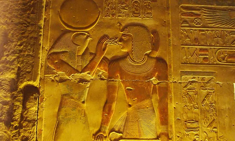 Hieroglyphen und Bilder, Tempel, Ägypten
Der Gott Chons hält Pharao Sethos I. die Zeichen für Leben (ankh) und Stärke (was) an den Mund. Die linke Hand des Gottes ruht schützend am Hinterkopf des Pharaos