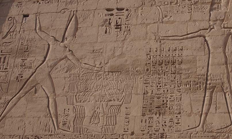 Tempel, Ägypten, Hieroglyphen und Bilder
Motiv: Pharao erschlägt Feinde, übergroßer Pharao packt mit 1 Hand Feinde und erschlägt sie mit der anderen Hand, in der er eine Keule schwingt