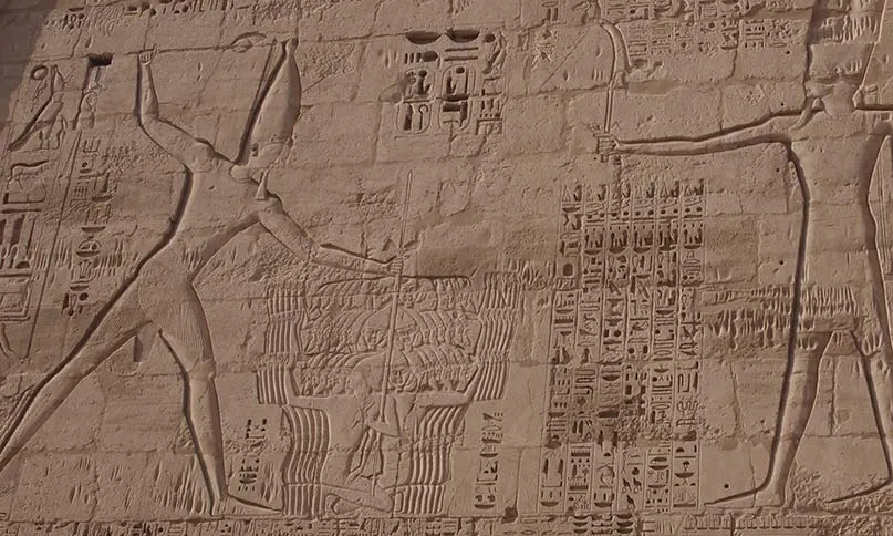 Tempel, Ägypten, Hieroglyphen und Bilder
Motiv: Pharao erschlägt Feinde, übergroßer Pharao packt mit 1 Hand Feinde und erschlägt sie mit der anderen Hand, in der er eine Keule schwingt