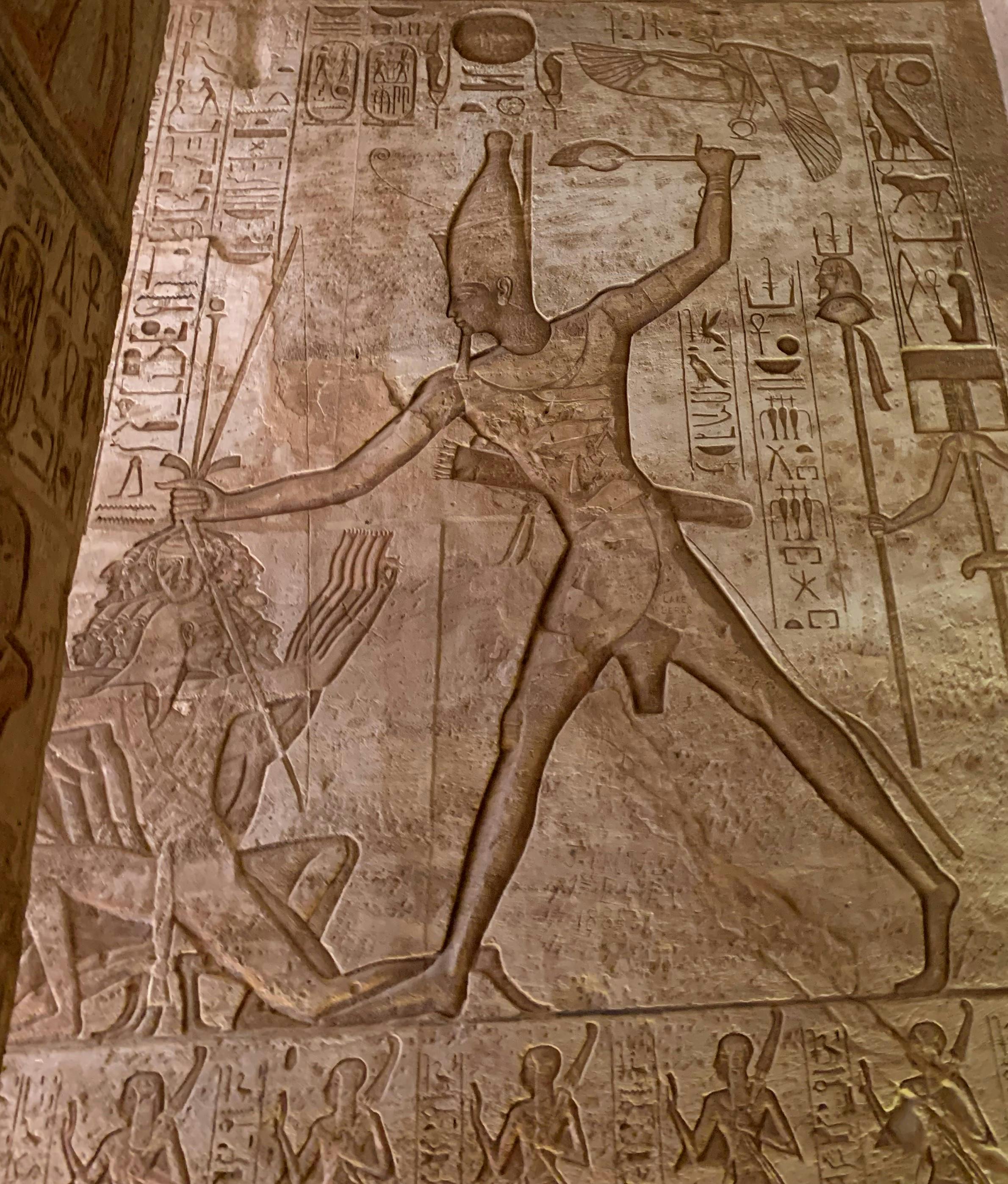 das selbe Motiv wie beim oberen Bild, hier ist Ramses II. beim Erschlagend er Feinde zu sehen