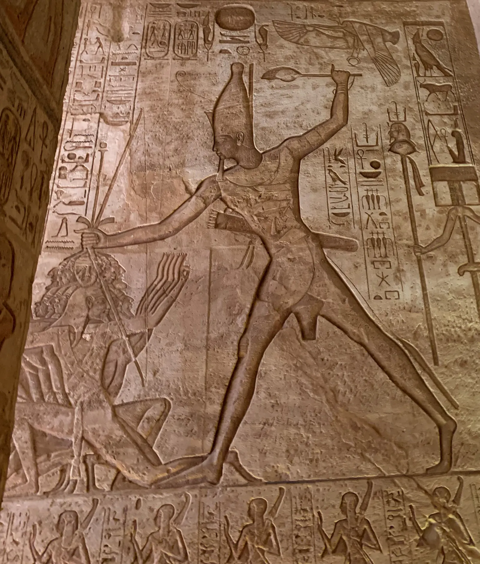das selbe Motiv wie beim oberen Bild, hier ist Ramses II. beim Erschlagend er Feinde zu sehen