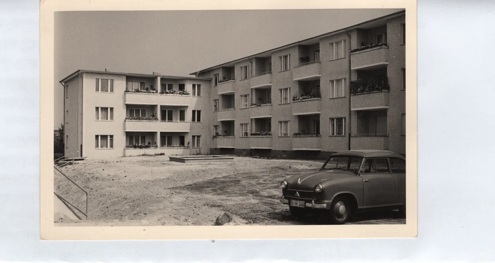 Der unserer neuen Wohnung gegenüberliegende Häuserblock und dazwischen der "attraktive" Kinderspielplatz.