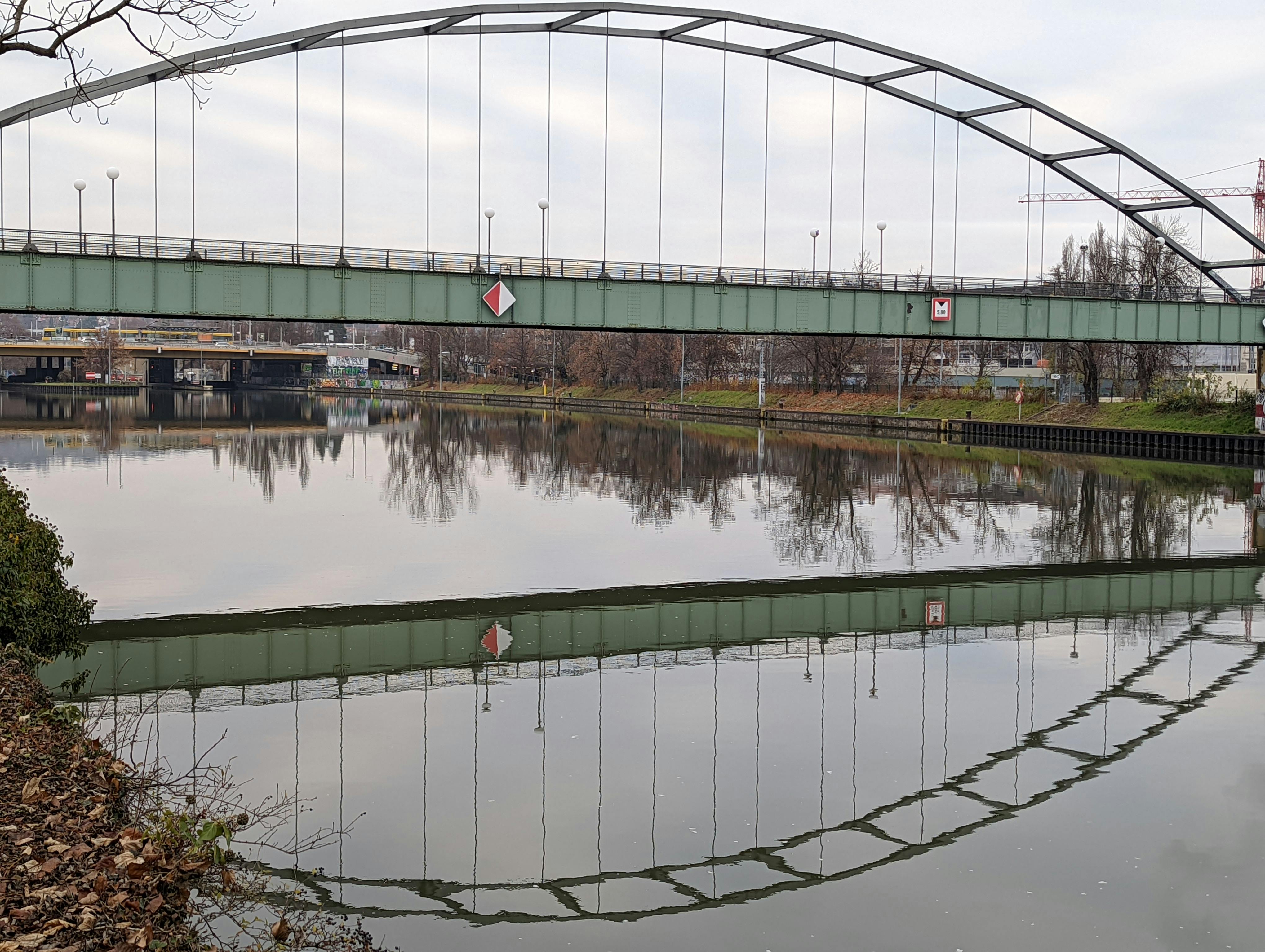 Stege über den Neckar kann es in Zeiten von Brückenschäden gar nicht genug geben. Eine kleine Fähre über den Fluss hätte aber auch ihren Reiz. Foto: Jürgen Brand