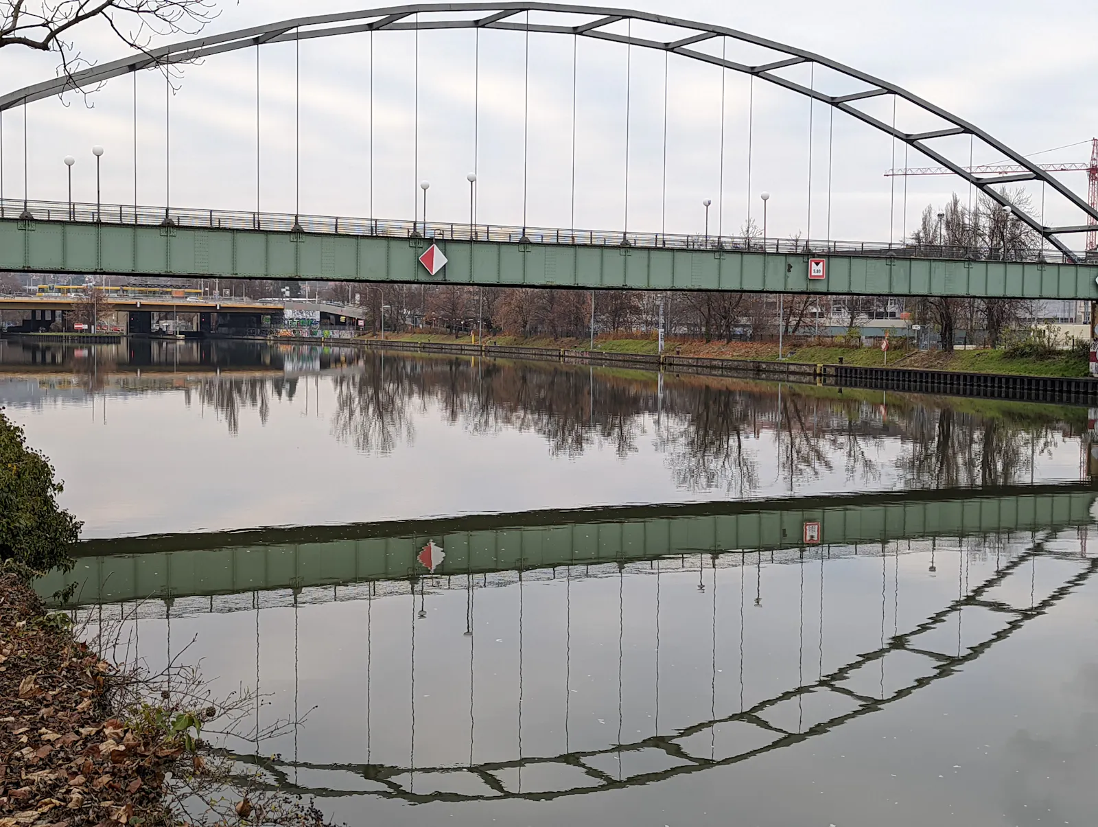 Stege über den Neckar kann es in Zeiten von Brückenschäden gar nicht genug geben. Eine kleine Fähre über den Fluss hätte aber auch ihren Reiz. Foto: Jürgen Brand