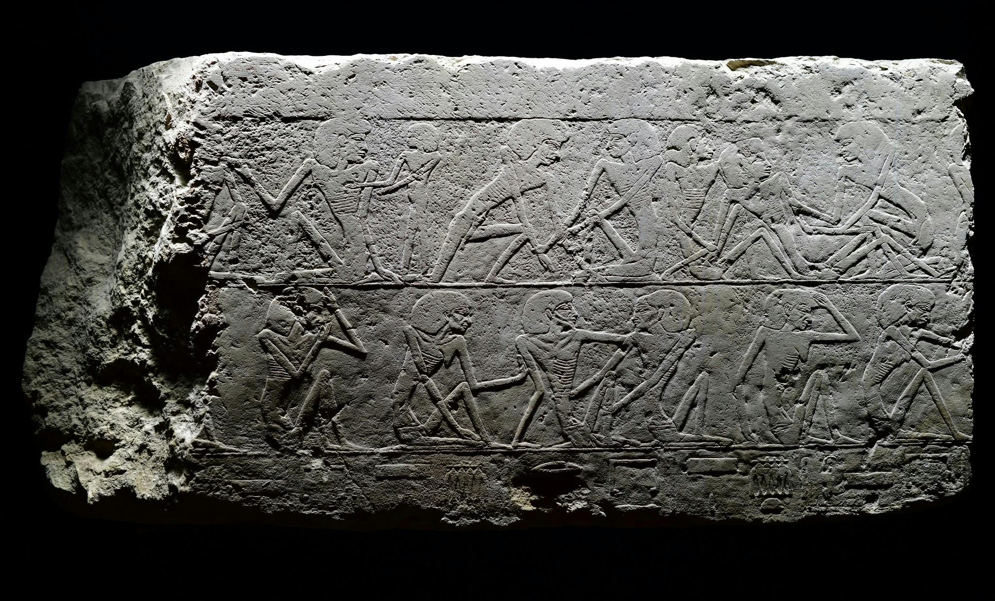 weiterer Teil des oben genannten Reliefs, das auch ein Kind zeigt, welches um Essen bittet