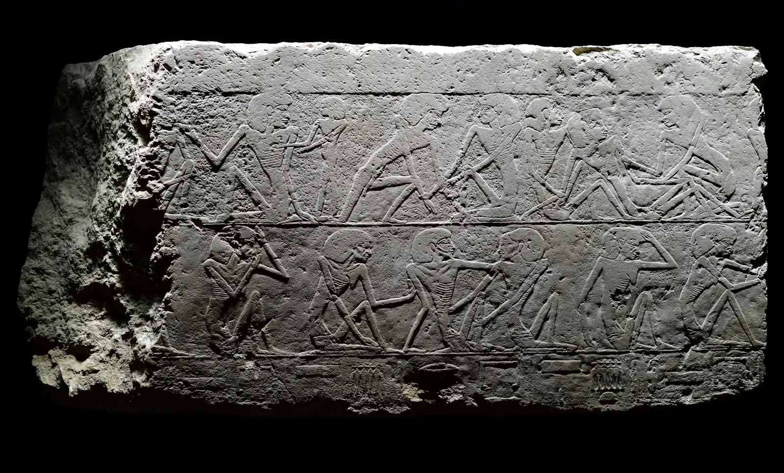 weiterer Teil des oben genannten Reliefs, das auch ein Kind zeigt, welches um Essen bittet