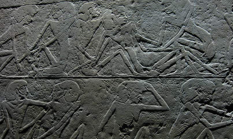 hungernde Menschen auf einem Relief im Zusammenhang mit Pyramode des Unas, einem Pharao des Alten Reiches, Saqqara
