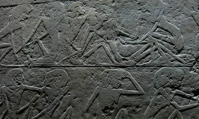 hungernde Menschen auf einem Relief im Zusammenhang mit Pyramode des Unas, einem Pharao des Alten Reiches, Saqqara