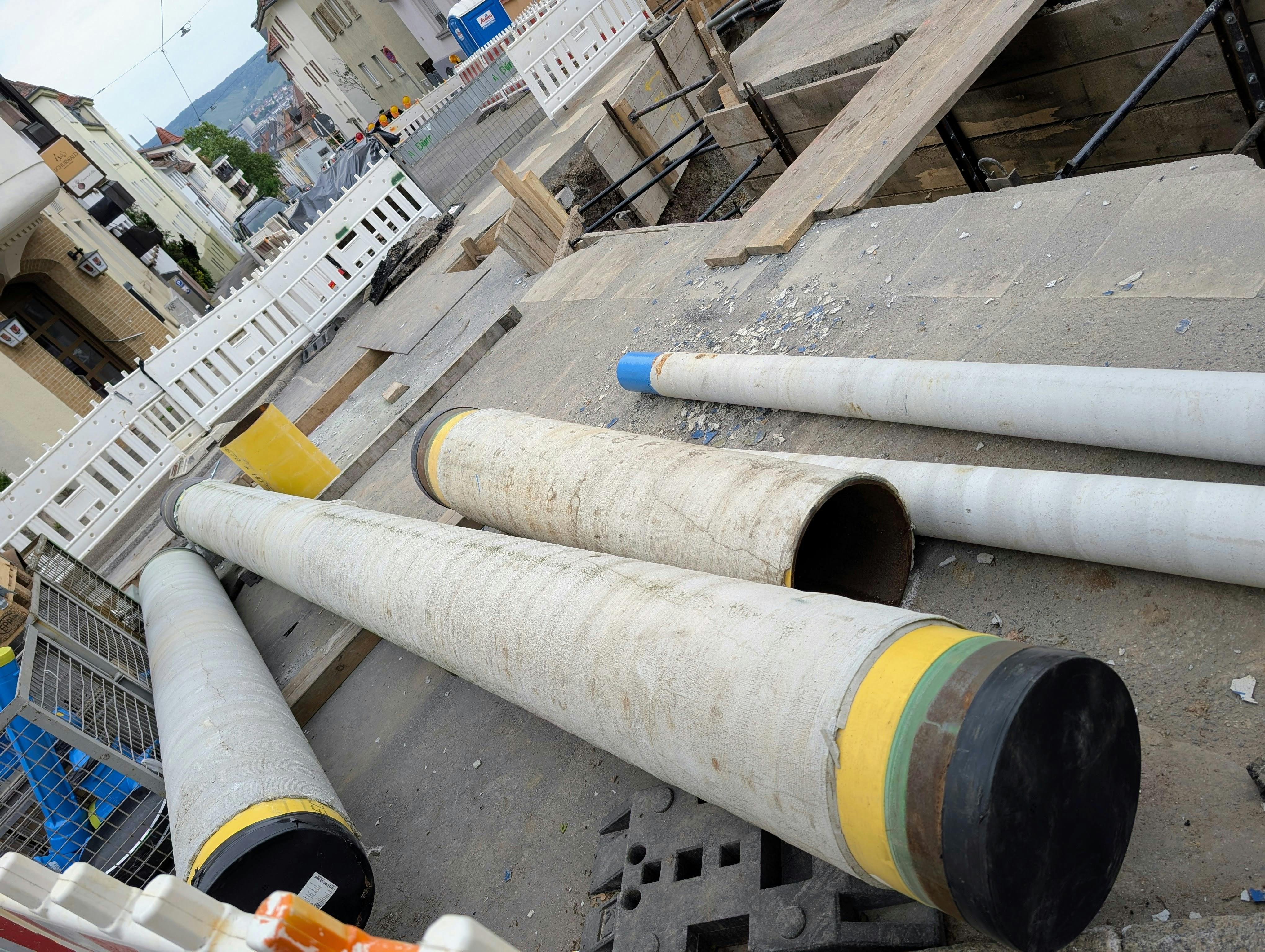 Die meisten Rohre sind an der Kreuzung Schurwaldstraße/Krauchenweg inzwischen verlegt. Foto: Jürgen Brand