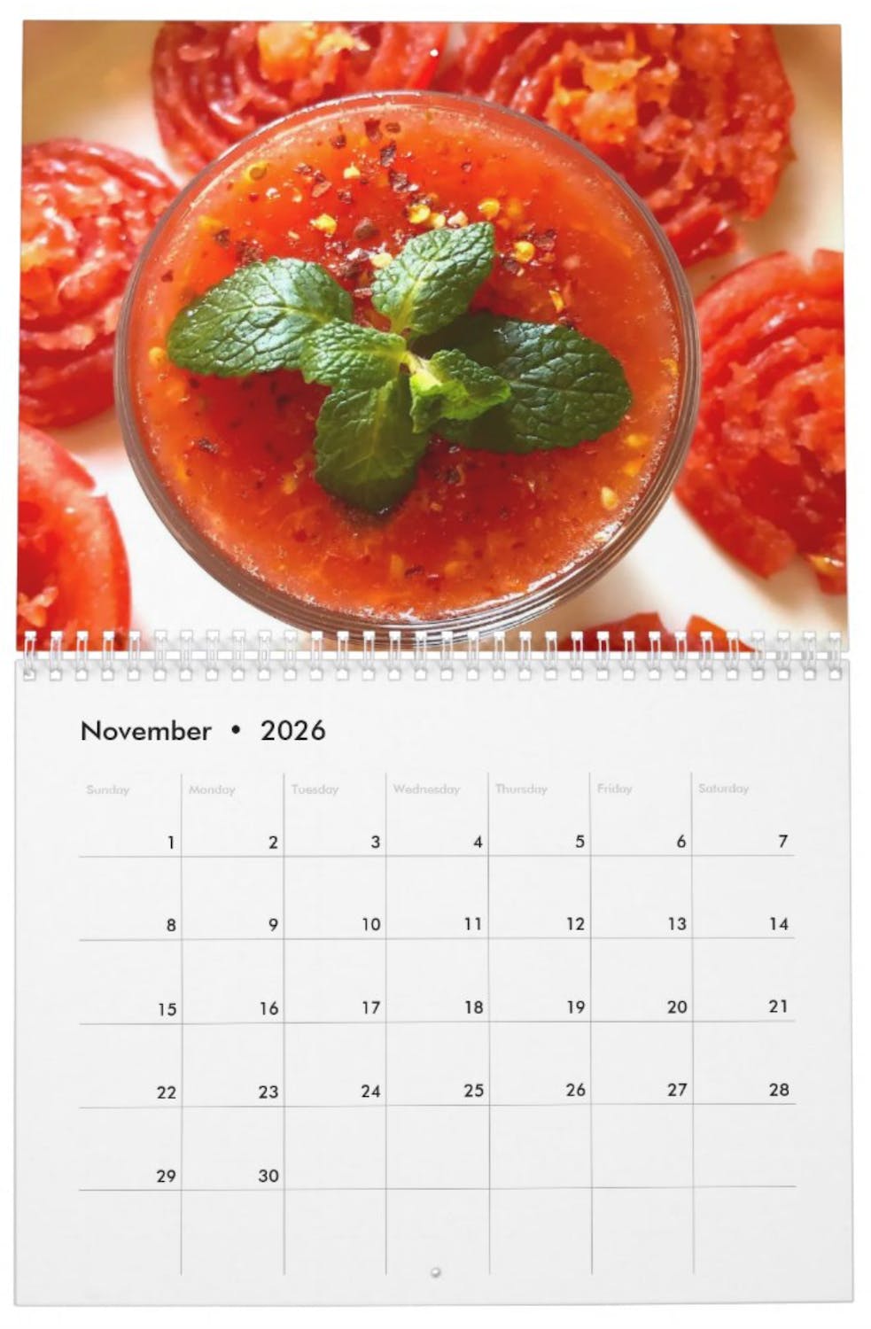 Geniessen Sie einen köstlichen und gesunden selbst gepressten Tomatenjus. 
Das Rezept dazu finden Sie ab Januar 2026 auf unserer Homepage rohchoschtland-schlaraffenland.ch.
Wir werden Ihnen den Link dazu in unserem Newsletter anfang Januar 2026 hier zusenden.

Viel Freude und Spass beim Entdecken unseres neuen mit viel Liebe hergestellten neuen Rohchoschtland Schlaraffenland Kalender 2026.

Es grüsst Sie freundlich,
Rohchoschtland Schlaraffenland
Daniela Elia