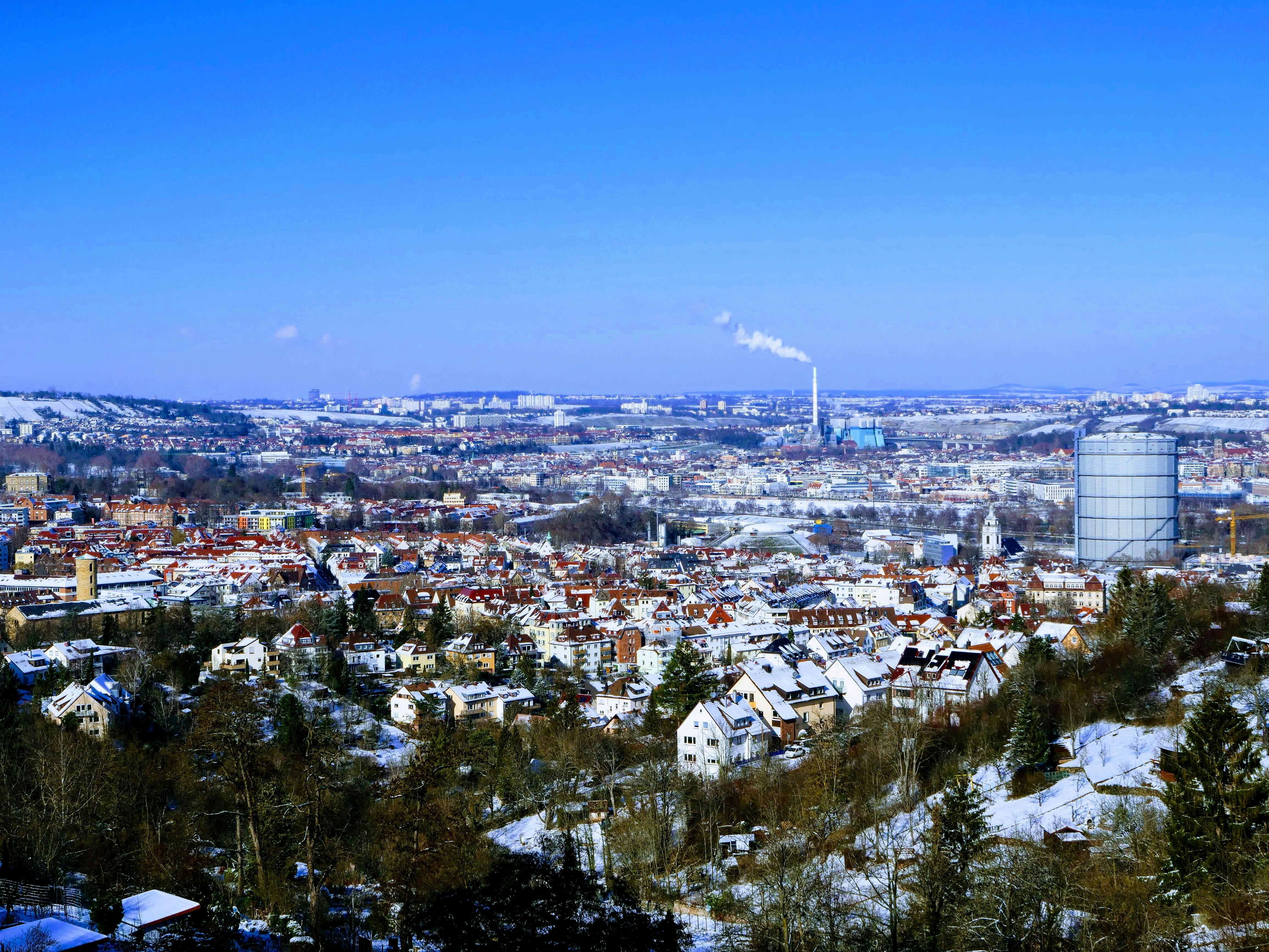 Ein in Zeiten des menschengemachten Klimawandels eher selten gewordenes Bild: Ein bisschen Schnee über Stuttgart-Ost und dem Kraftwerk Münster im Hintergrund. Foto: Jürgen Brand