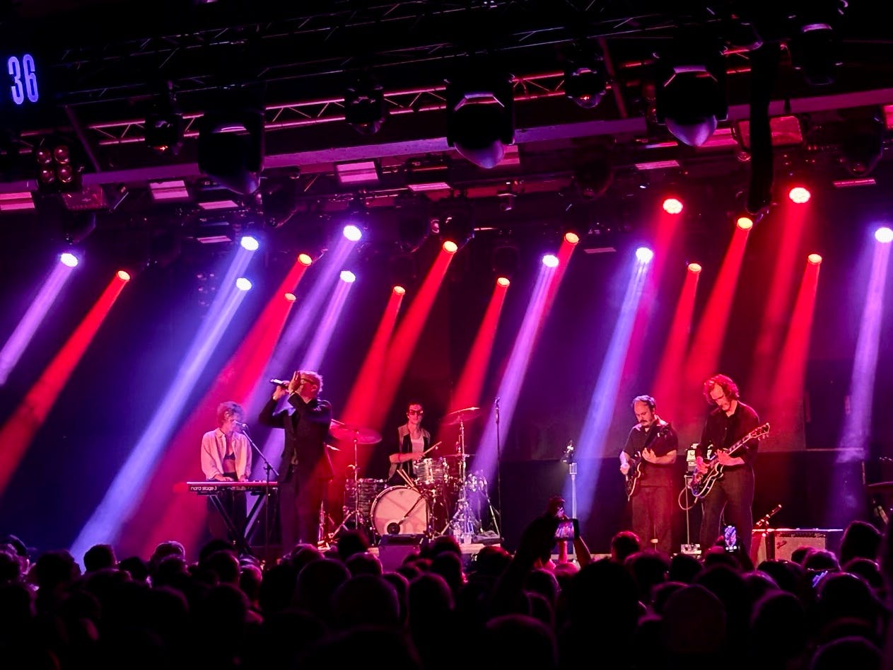 Matt Berninger und Band auf der Bühne, viele Lichtstrahler