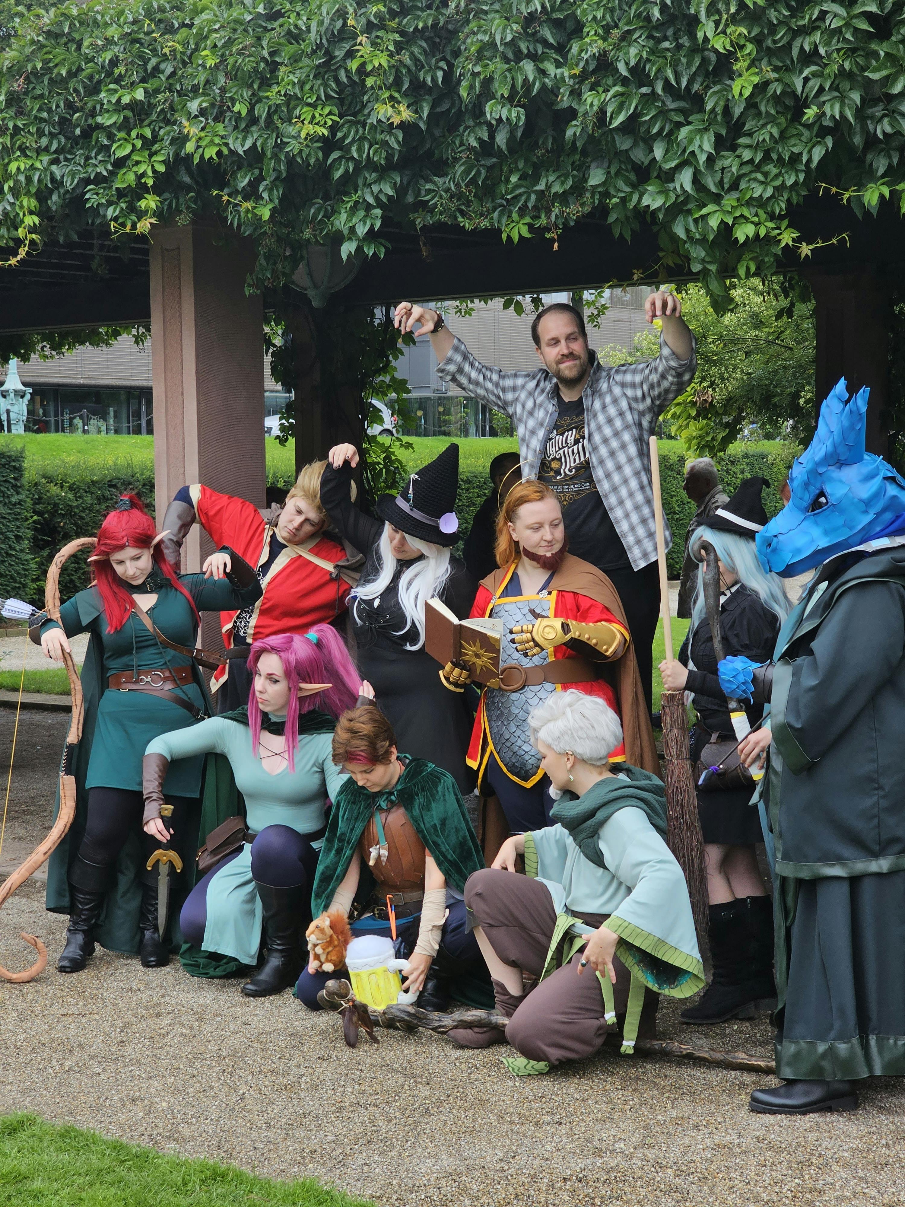 Alex und alle Cosplayer*innen beim gemeinsamen Gruppenfoto.
