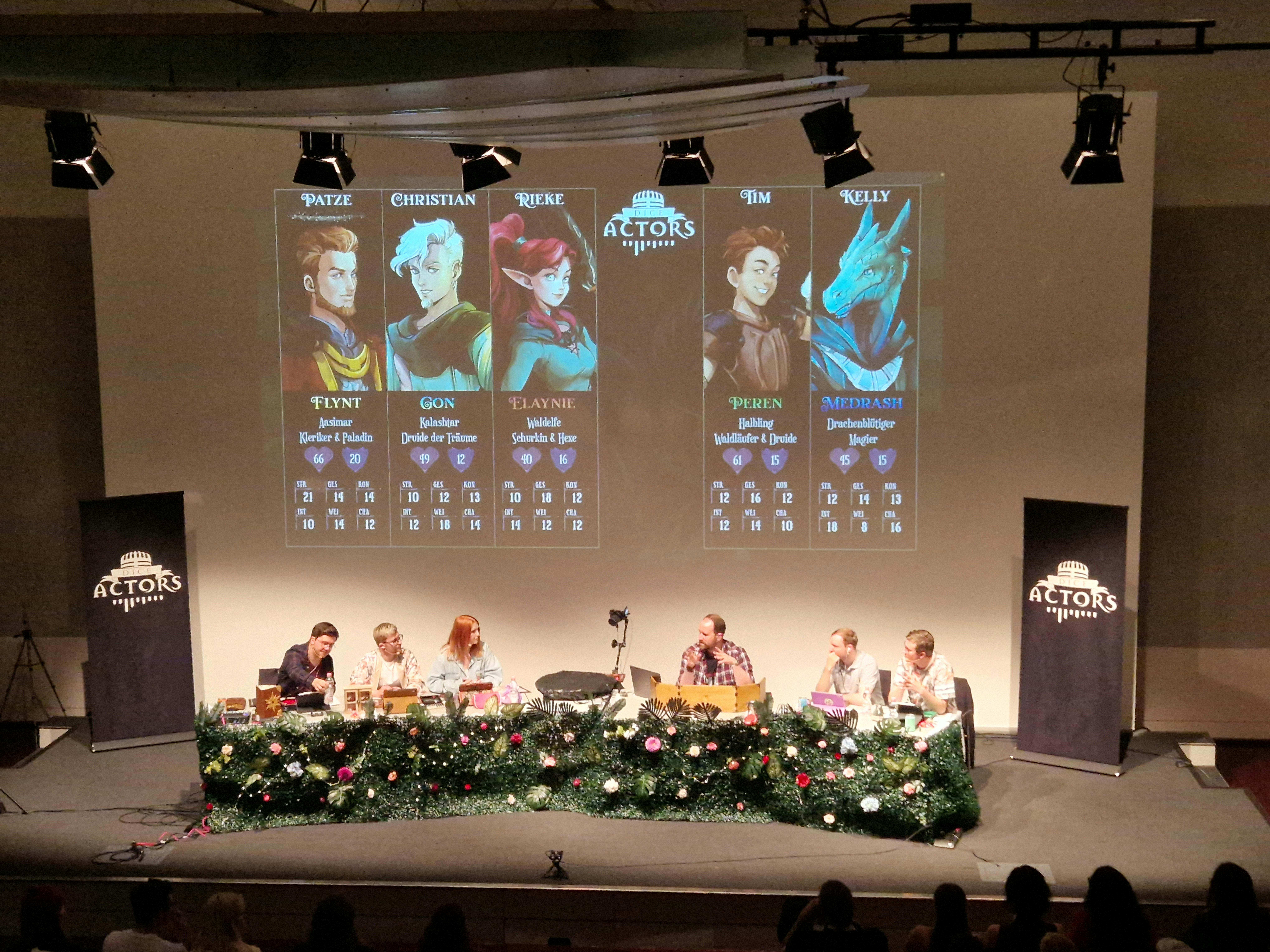 Die Dice Actors bei ihrem Live-Auftritt auf der Bühne.