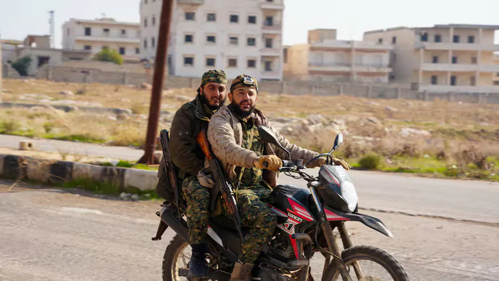 Zwei Islamisten auf einem Moped in Syrien