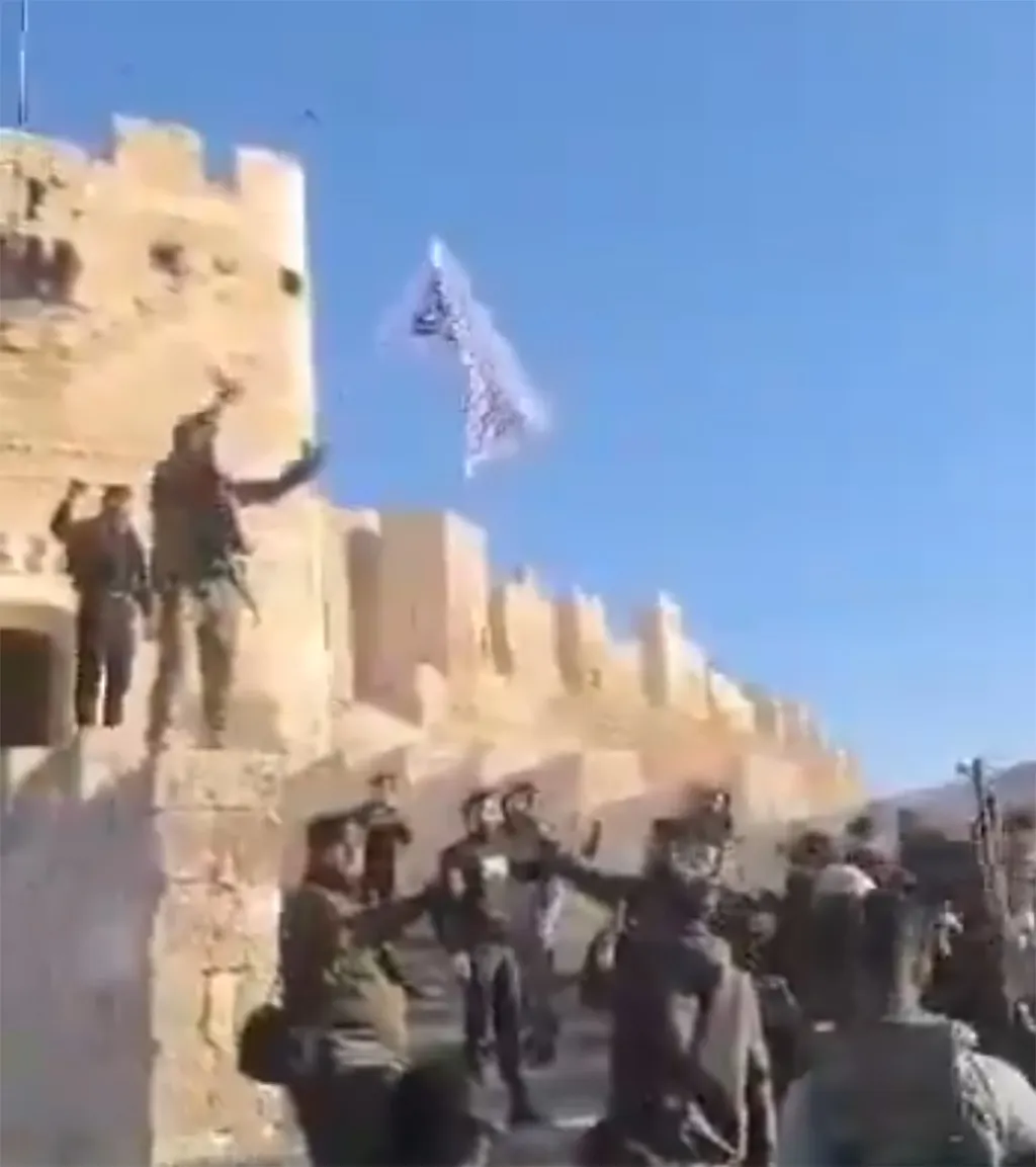 Kämpfer schwenken die Flagge des Kalifat vor der Zitadelle in Aleppo.