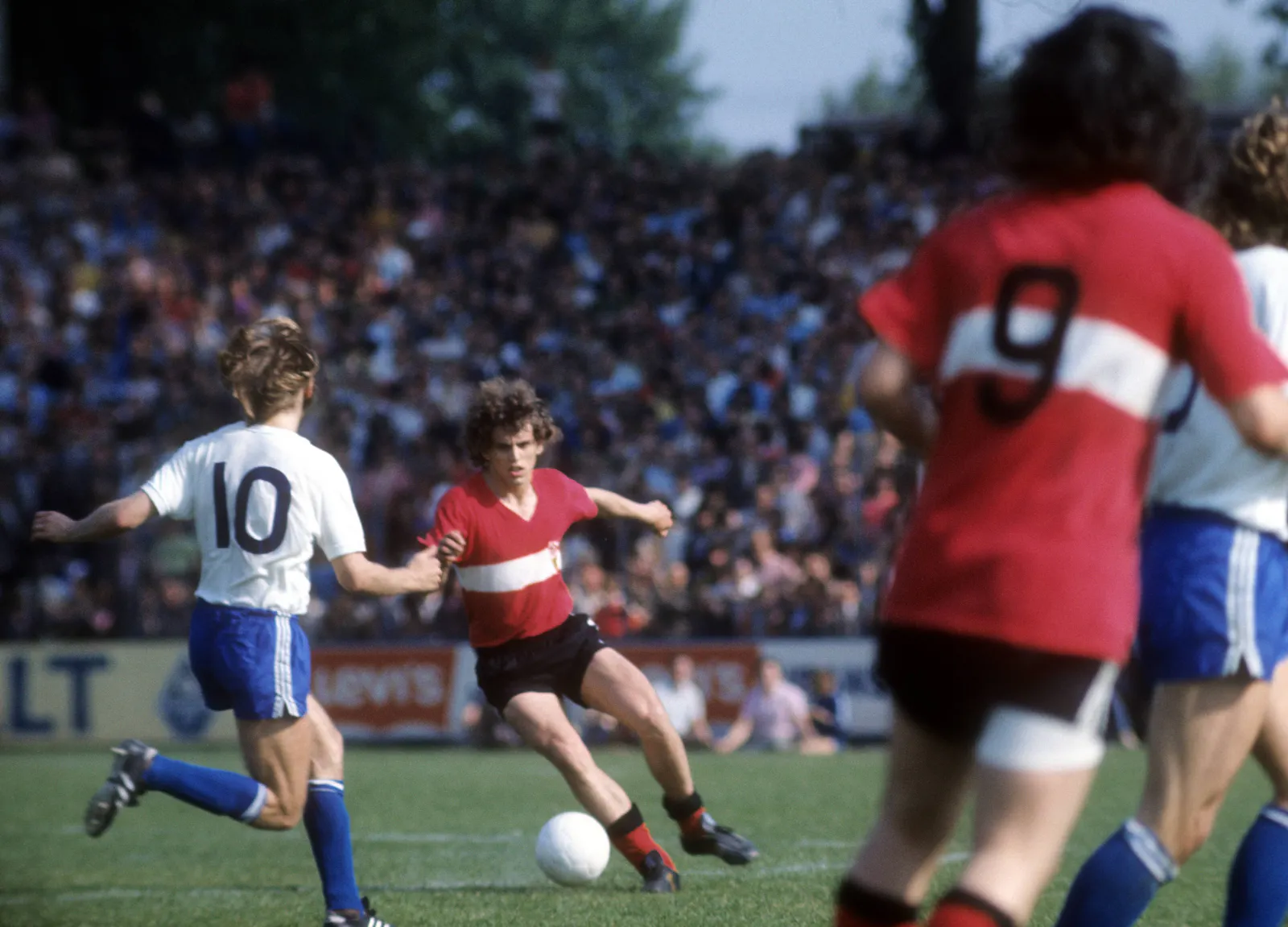 Spielszene aus dem Spiel FC Schalke 04 gegen den VfB Stuttart 1972/73