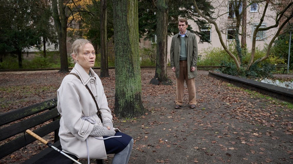 Beobachtet: Lisa Blum (Mavie Hörbiger) im Park - im Blick von Stephan Gellert (Alexander Simon) // Bild: BR/Hager Moss Film GmbH/Bernd Schuller