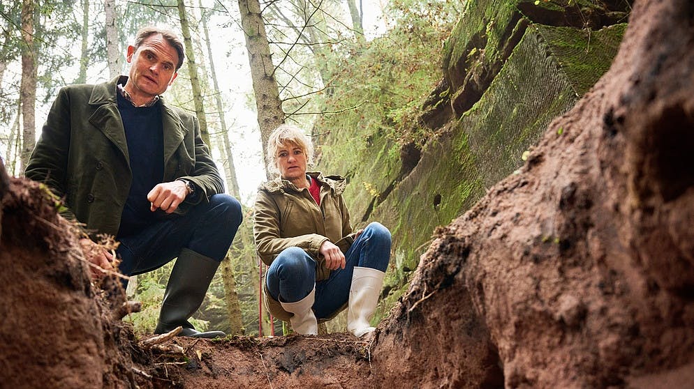 Felix Voss (Fabian Hinrichs) und Wanda Goldwasser (Eli Wasserscheid) blicken in das das 2 m tiefe Loch // Bild: BR/Hager Moss Film GmbH/Bernd Schuller
