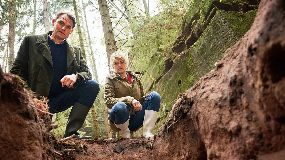 Felix Voss (Fabian Hinrichs) und Wanda Goldwasser (Eli Wasserscheid) blicken in das das 2 m tiefe Loch // Bild: BR/Hager Moss Film GmbH/Bernd Schuller