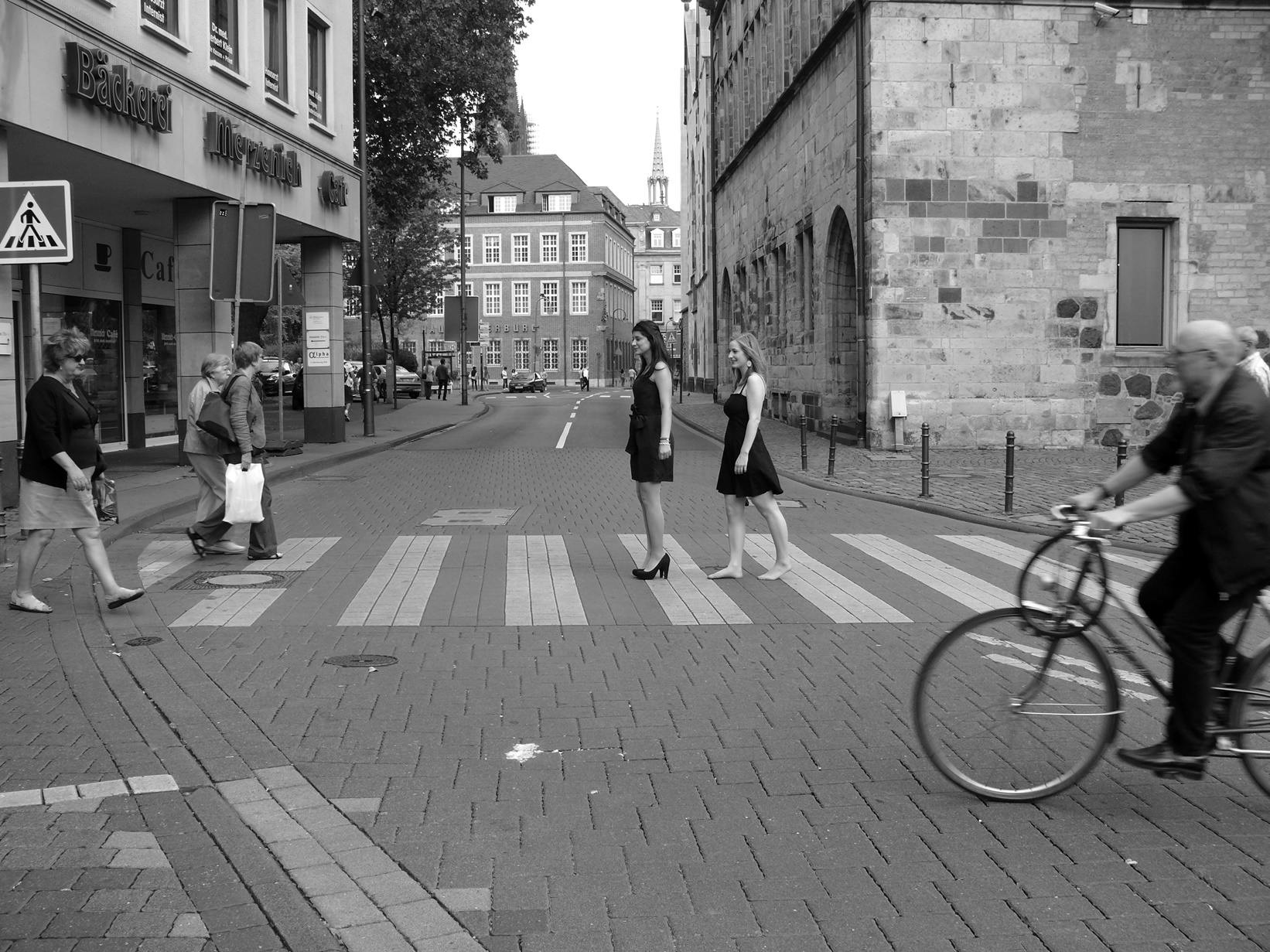 Barfuss in Köln oder nicht die Abbyroad

Auflage : 10
Grösse   : 20 x 22,5

Wer gerne dieses Bild erstehen möchte kann sich unter meiner Kontaktadresse melden. cege@gmx.de  Falls es Wünsche bzg Größe gibt kann man gerne seine Wünsche äußern.

Ich wünsche allen einen spannenden und schönen Juni