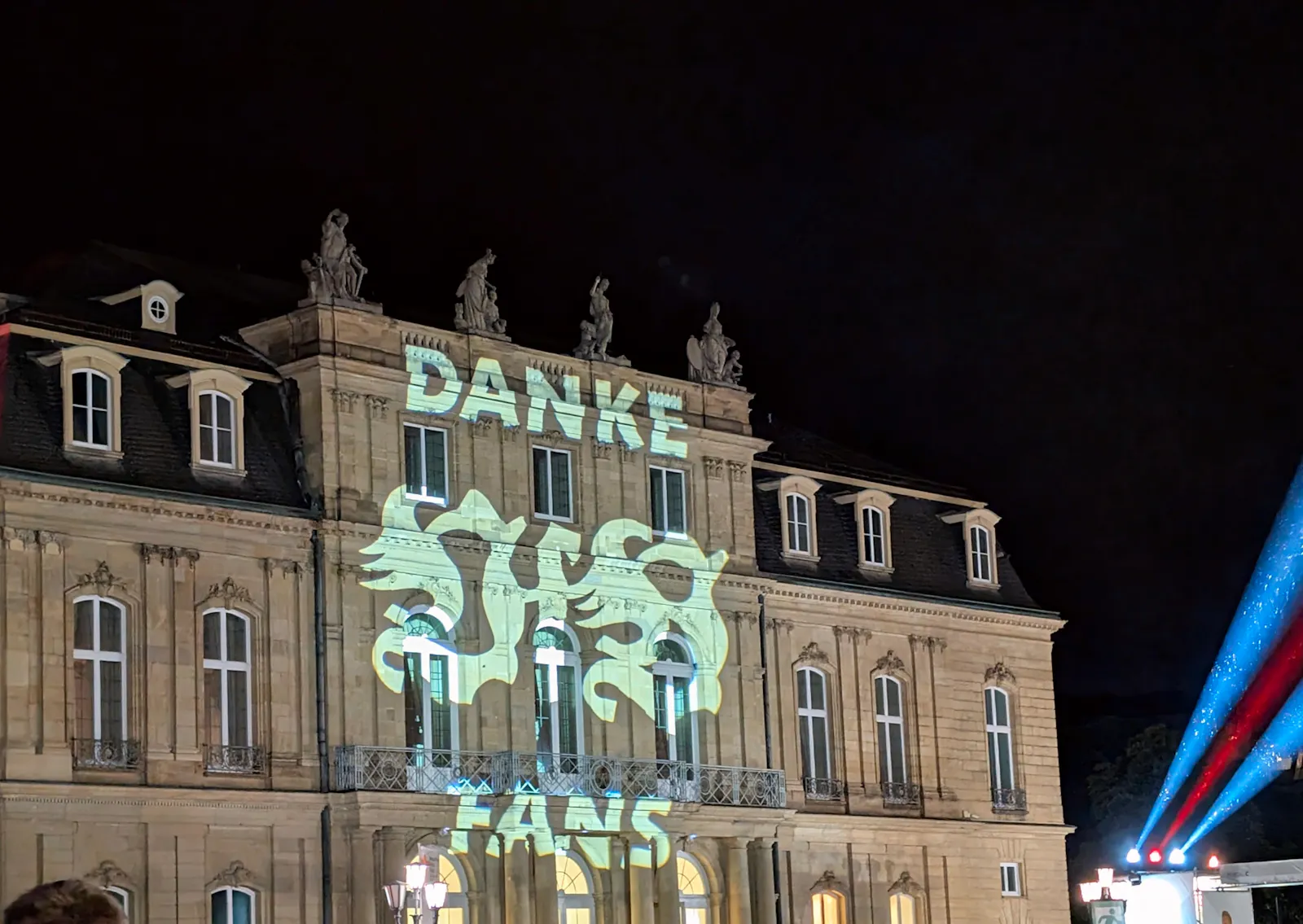 Das Neue Schloss war am Samstagabend Projektionsfläche auch für einen Danke-Gruß des VfB an seine Fans. Foto: Jürgen Brand
