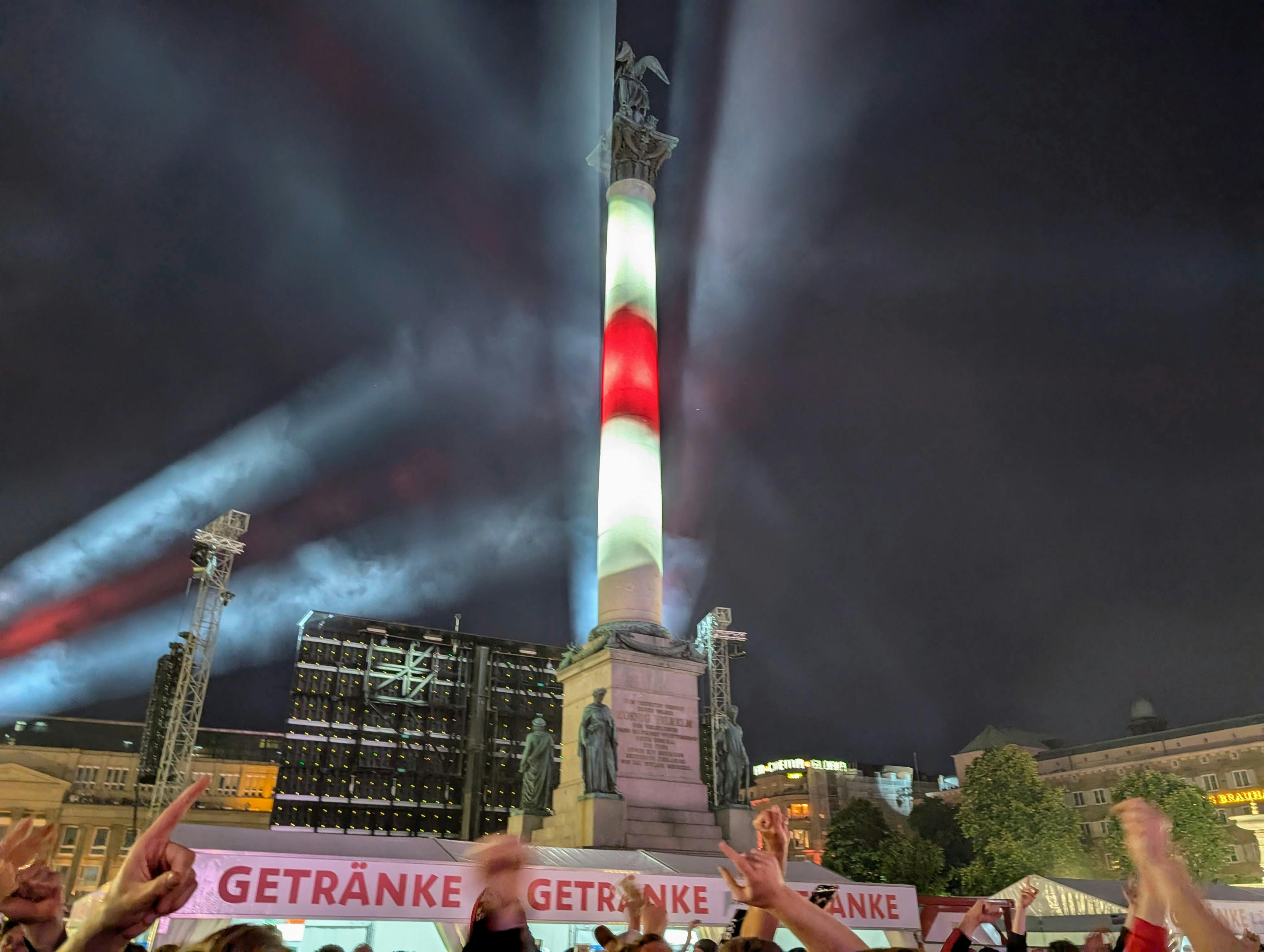 Die Jubiläumssäule auf dem Schlossplatz mit Brustring. Foto: Jürgen Brand