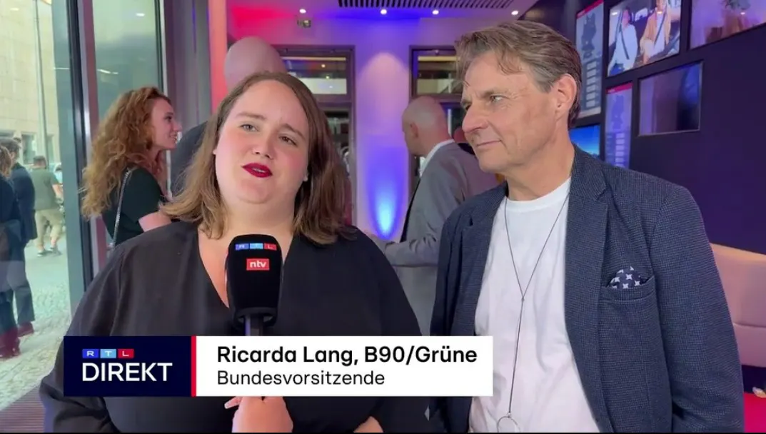 Ricarda Lang spricht neben Wolfgang Bahro in ein RTL-Mikrofon.