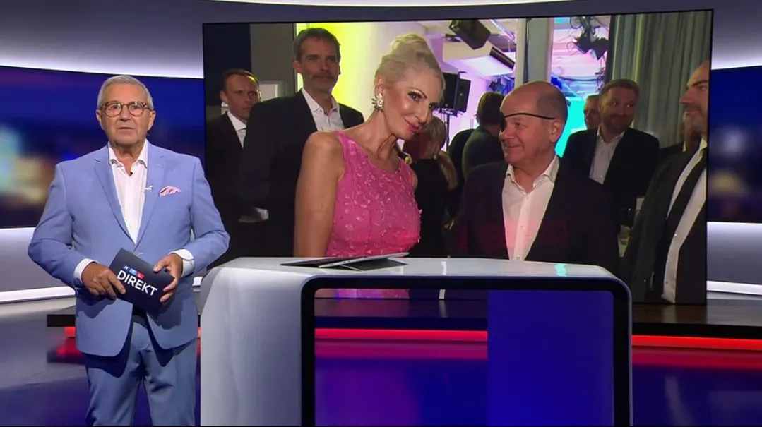 Jan Hofer im Studio vor einem Foto von Désirée Nick und Olaf Scholz.