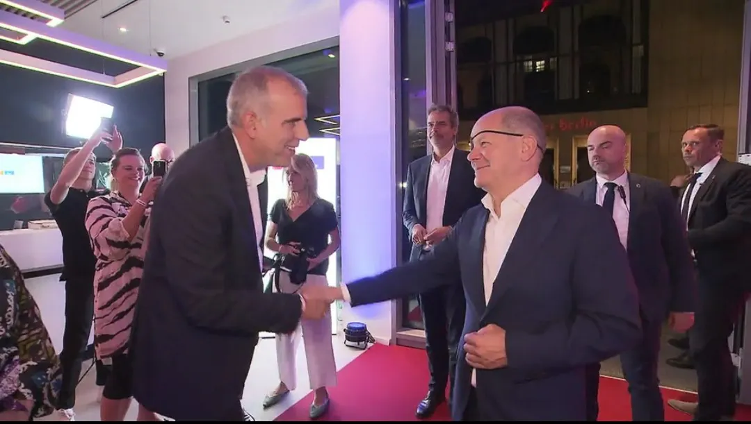 Stephan Schmitter gibt Olaf Scholz die Hand.