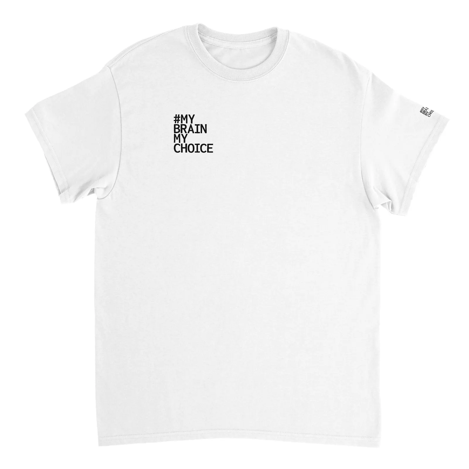Klassisches weißes T-Shirt mit 3 schwarzen My Brain My Choice Logos. Aus der Eigenperspektive vorne rechts oben mittelgroß an der Brust, links am Ärmel klein, hinten oben mittig mittelgroß wie vorne.