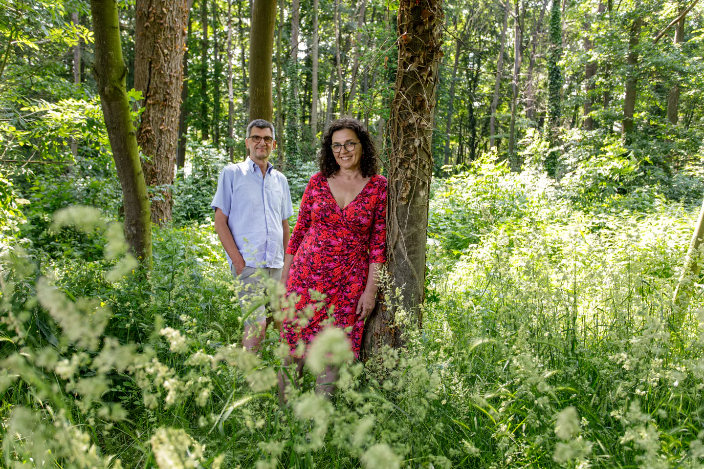 Josef und Carola stehen im Wald und schauen in die Kamera