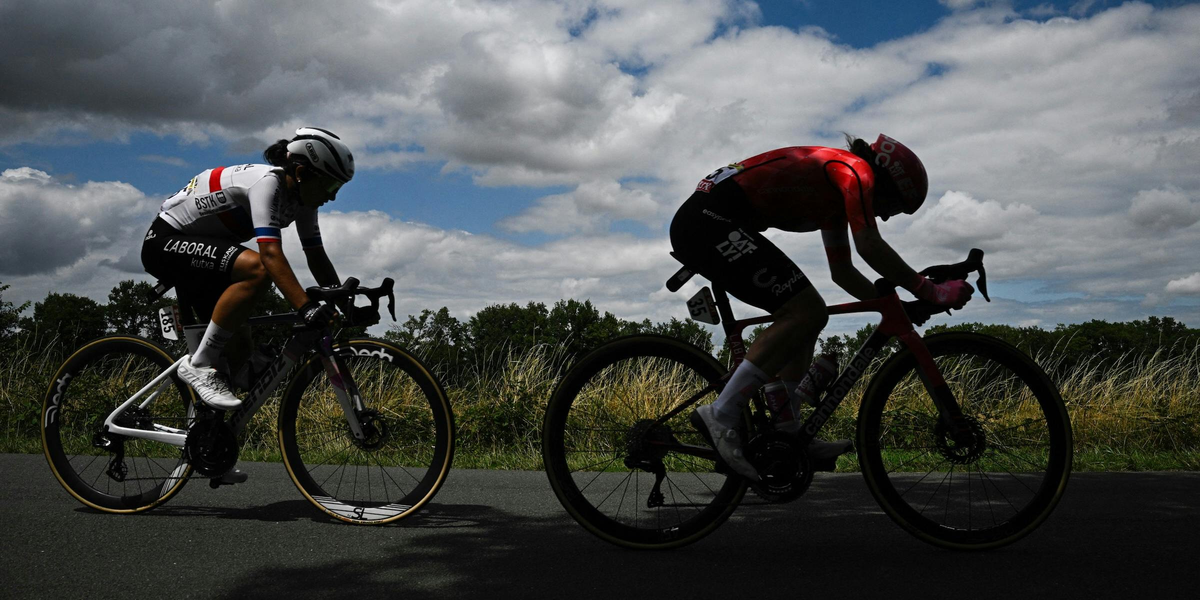 Zwei Rennradfahrerinnen bei der Tour de France Femmes 2025. Foto: Julien de Rosa / AFP