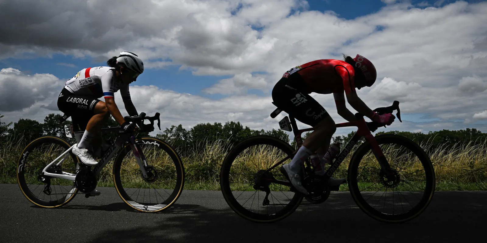 Zwei Rennradfahrerinnen bei der Tour de France Femmes 2025. Foto: Julien de Rosa / AFP
