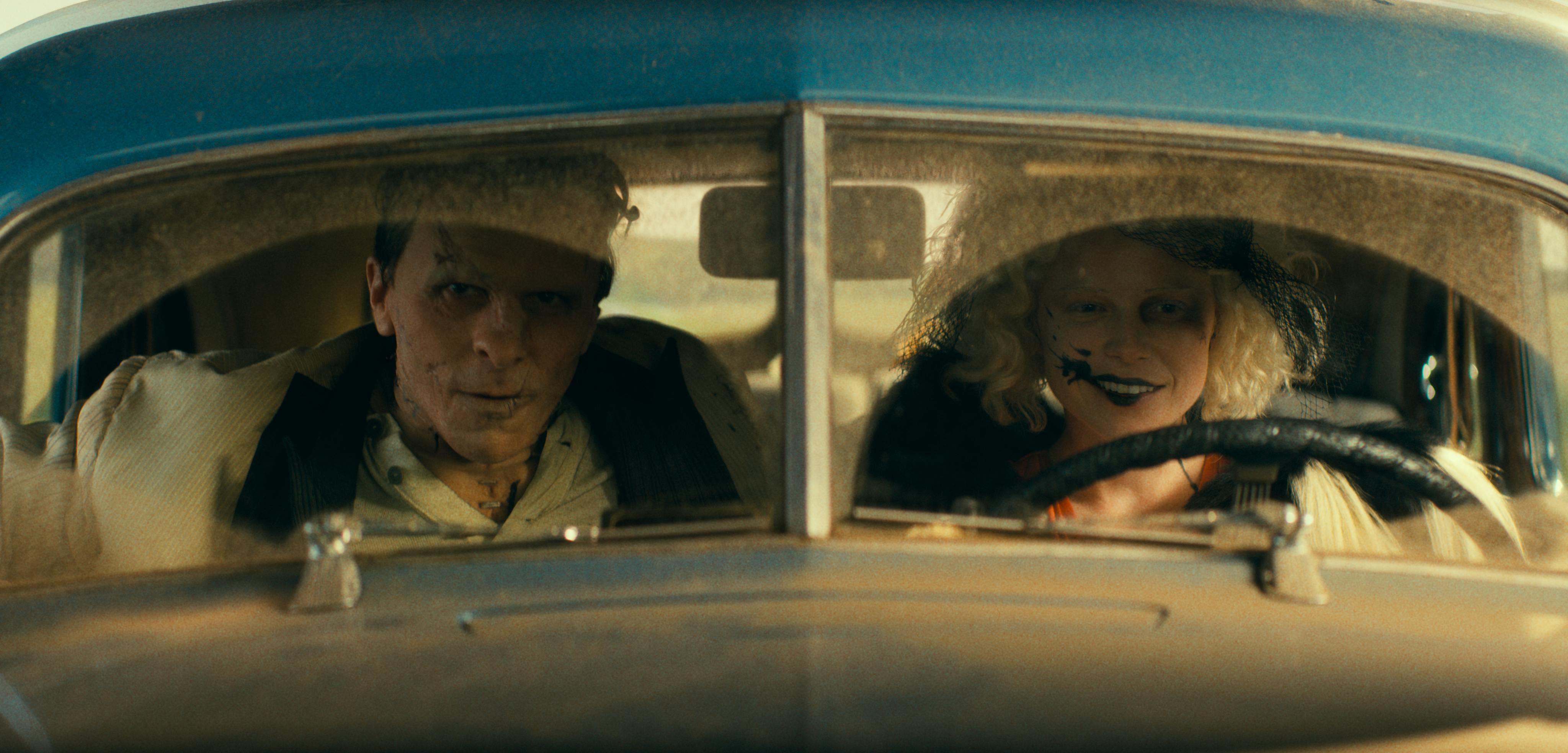 Christian Bale als Frank und Jessie Buckley als The Bride sitzen im Auto und schauen durch die Frontscheibe