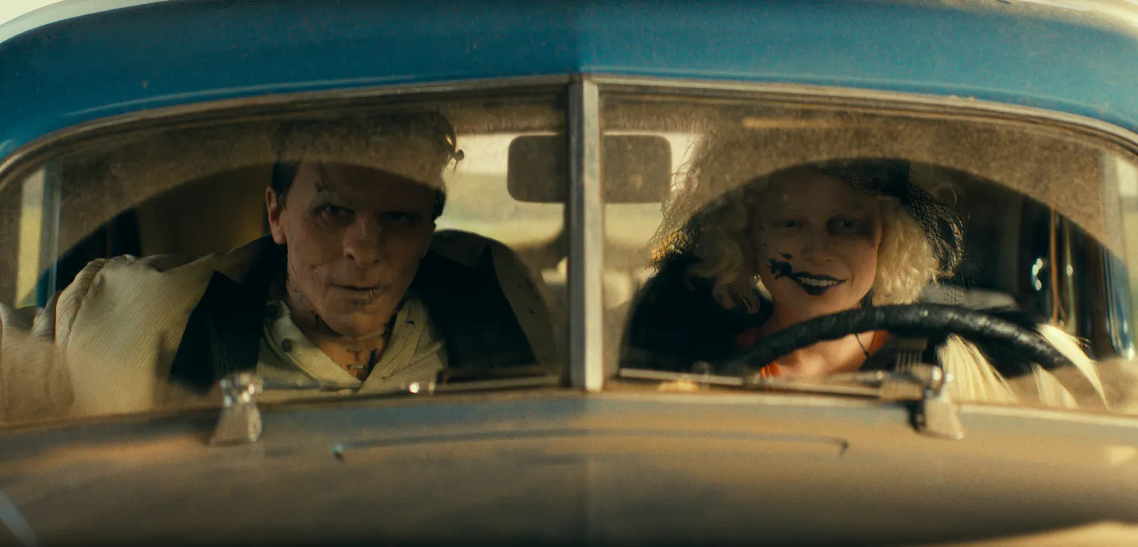 Christian Bale als Frank und Jessie Buckley als The Bride sitzen im Auto und schauen durch die Frontscheibe