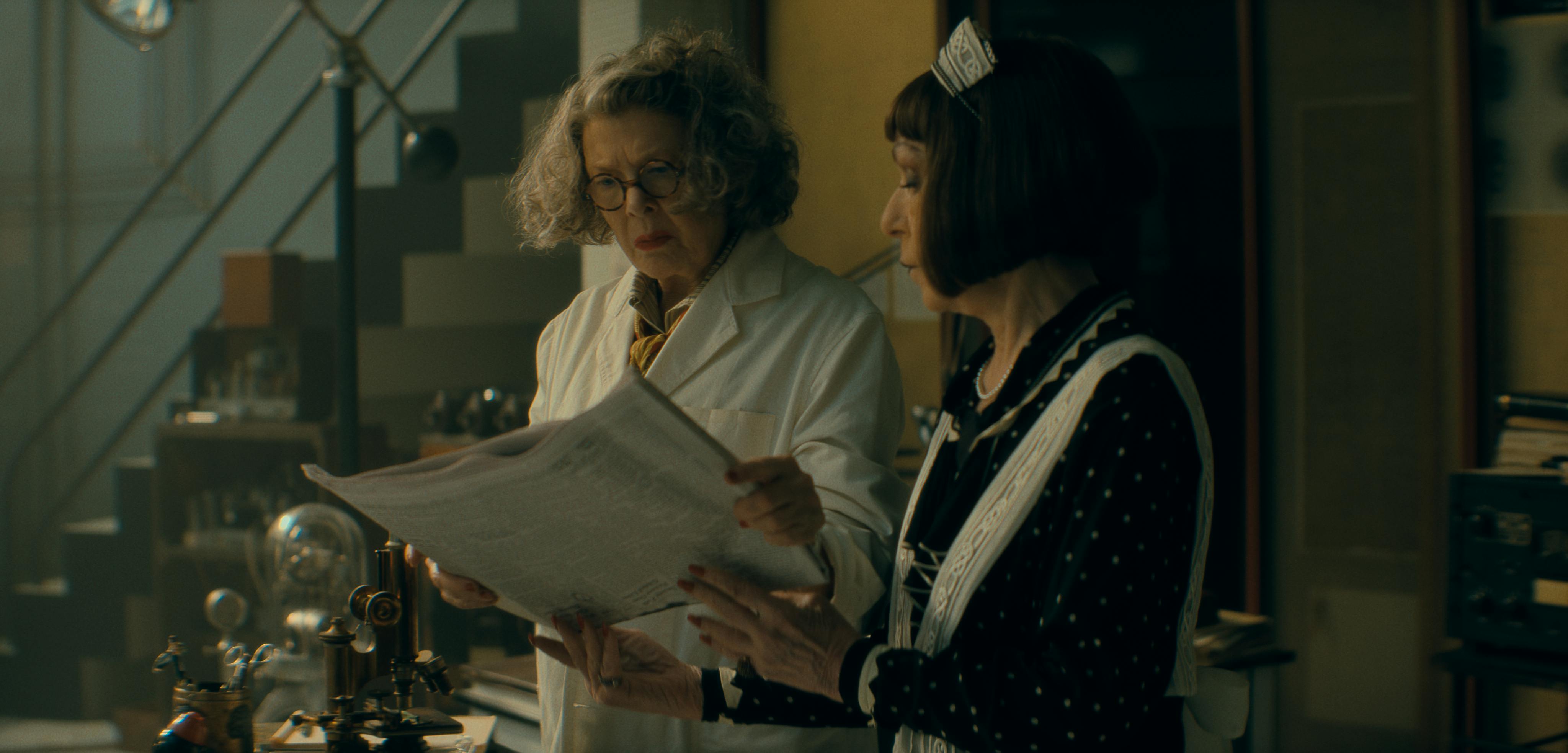 Lesen: Annette Bening als Dr. Euphronious und Jeannie Berlin als Greta // © 2025 Warner Bros. Ent. All Rights Reserved, courtesy of Warner Bros. Pictures
