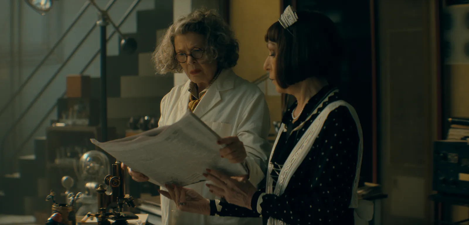 Lesen: Annette Bening als Dr. Euphronious und Jeannie Berlin als Greta // © 2025 Warner Bros. Ent. All Rights Reserved, courtesy of Warner Bros. Pictures