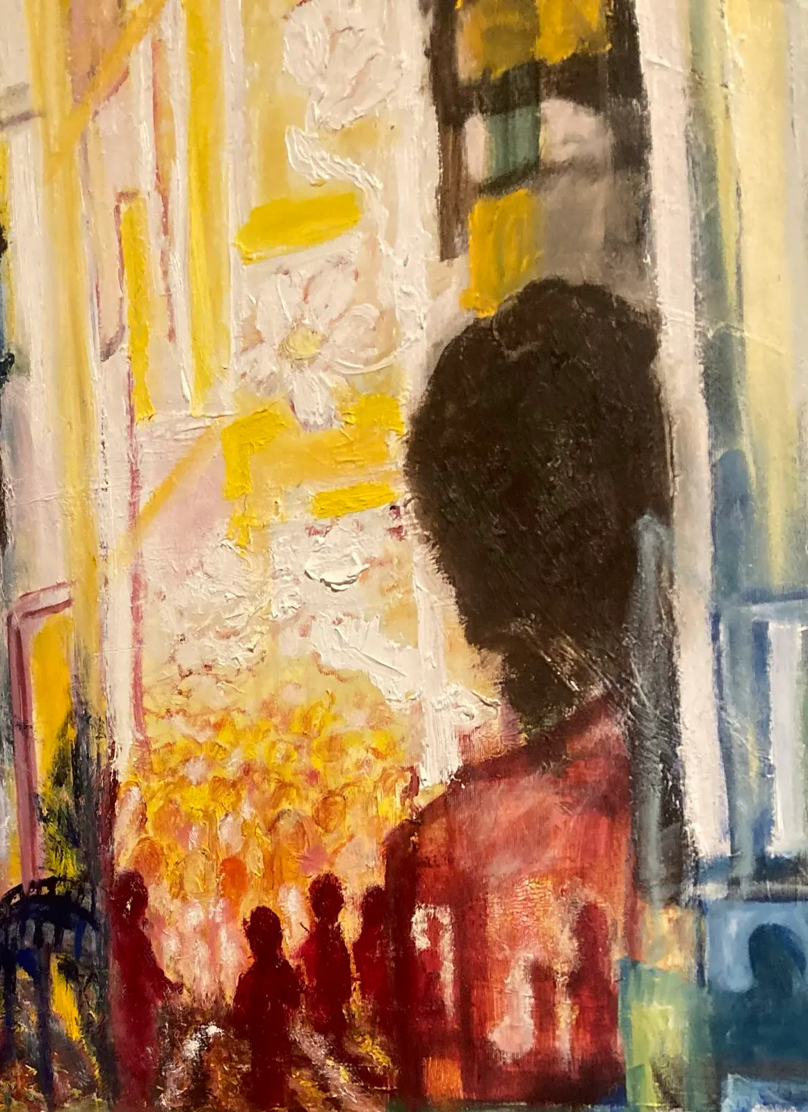 Eine Gestalt lehnt an einem Fensterrahmen und blickt durch ein geöffnetes Fenster auf einen Weg, auf dem viele Menschen unterwegs sind - Menschen, mit denen die Gestalt selbst verbunden ist. Der Weg ist gesäumt von Häuserfassaden. Sehen die Wolken aus wie Blumen? Ist das Morgennebel oder blühen da gute Ideen und Weisheit auf?