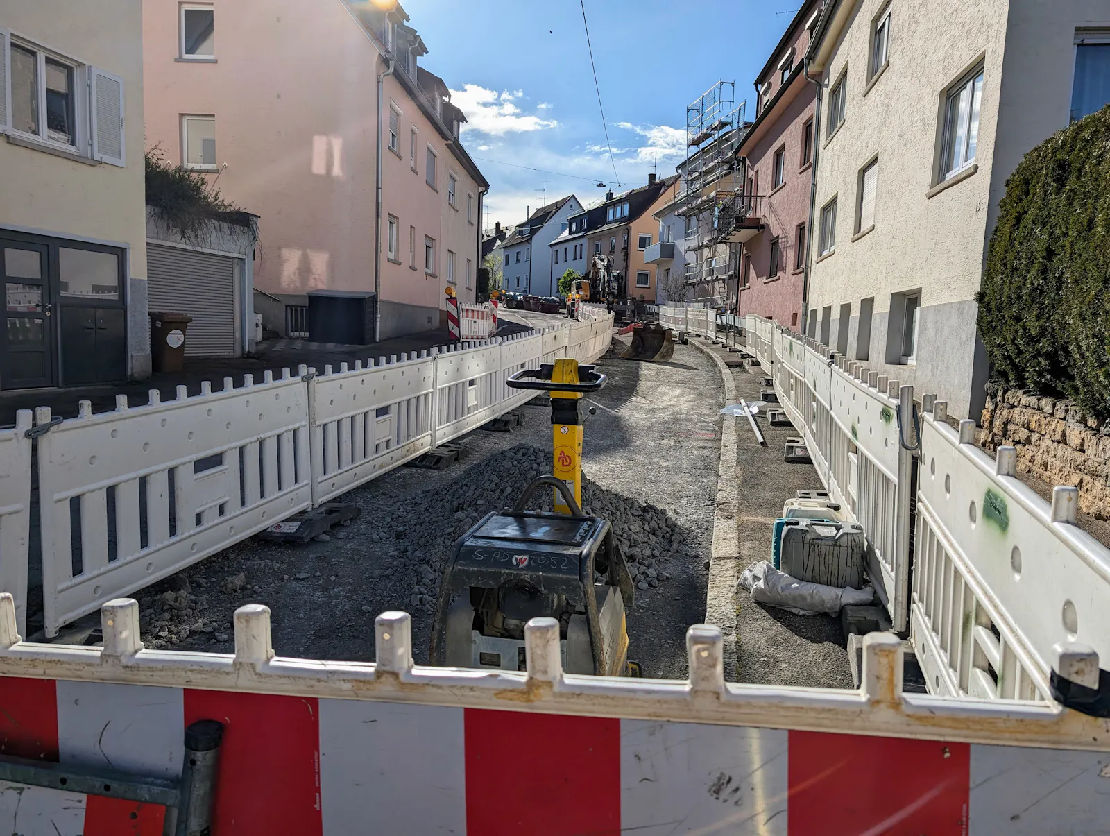 Die Berglenstraße in Gaisburg ist gerade Baustelle. Im Gegensatz zu anderen Bauarbeiten geht es hier aber wirklich flott voran. Foto: Jürgen Brand
