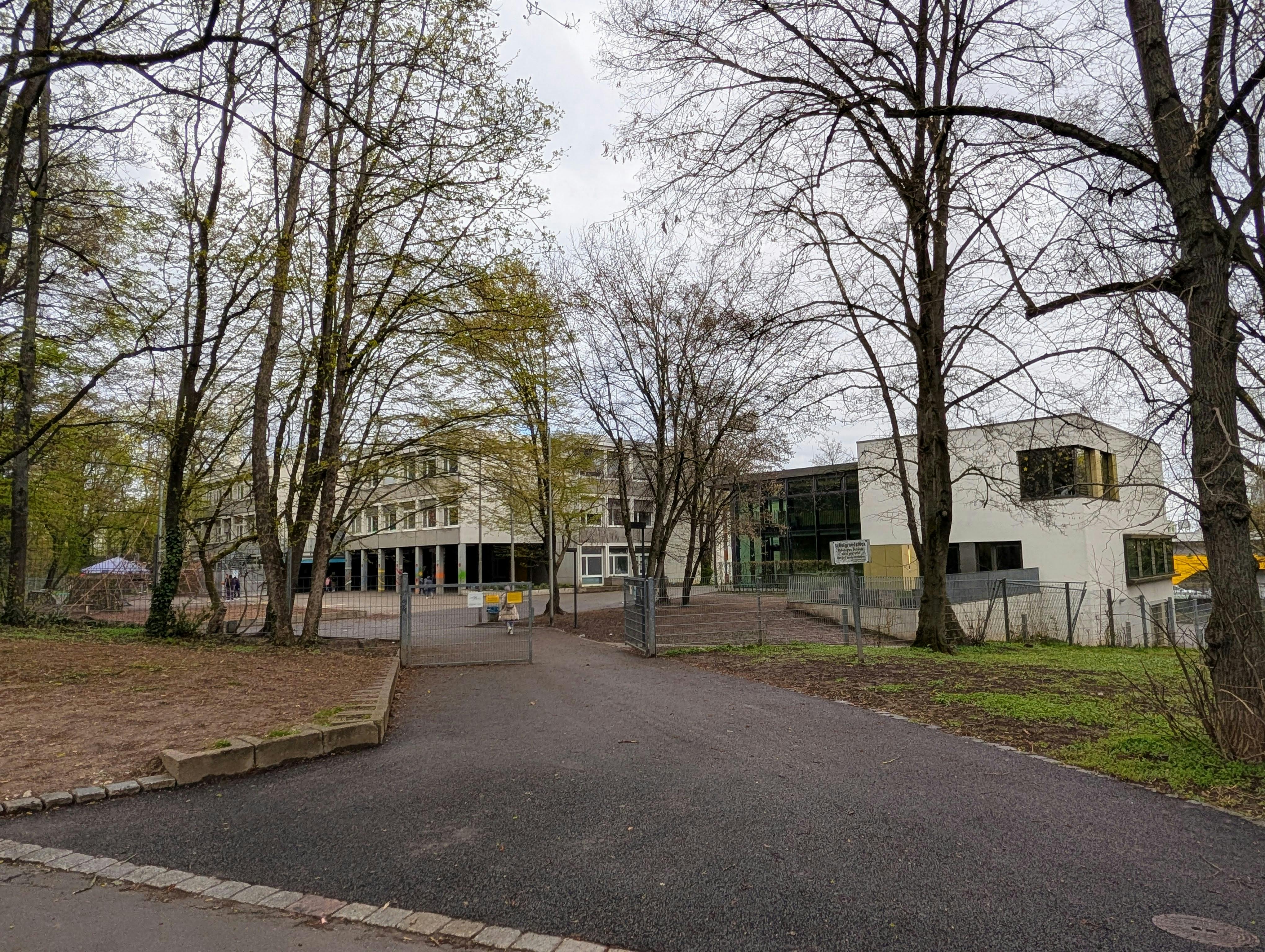 Der Klingenbach-Teil der Grund- und Werkrealschule Gablenberg: Die Gebäude links sind marode, das Gebäude rechts ist vergleichsweise neu. Foto: Jürgen Brand