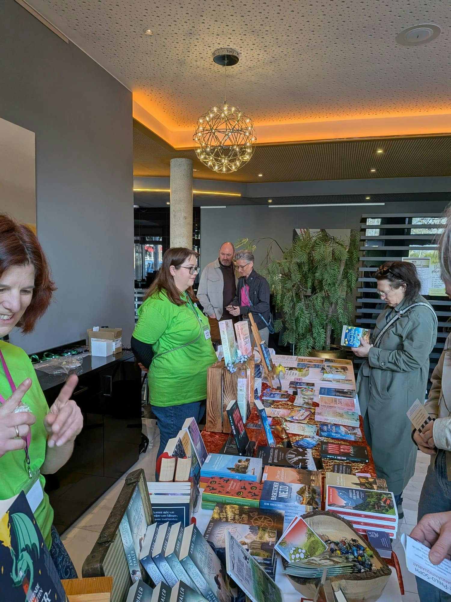 zwei Frauen hinter einem Büchertisch