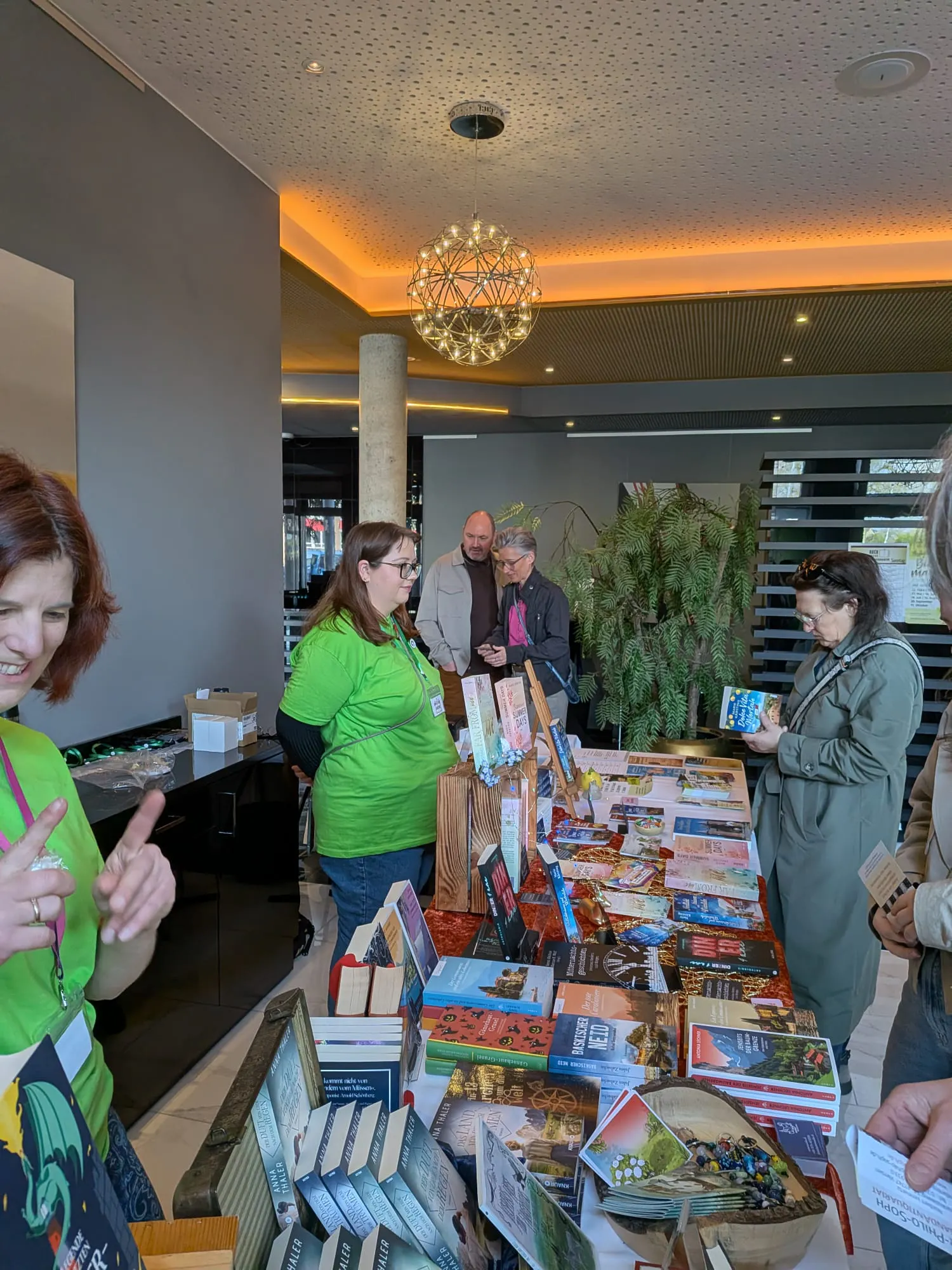 zwei Frauen hinter einem Büchertisch
