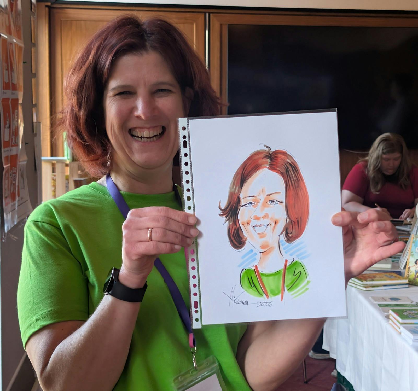 Frau mit einer Karikatur von sich