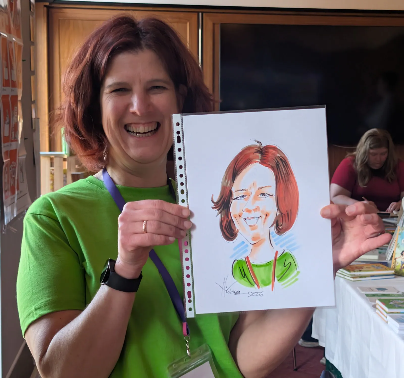 Frau mit einer Karikatur von sich
