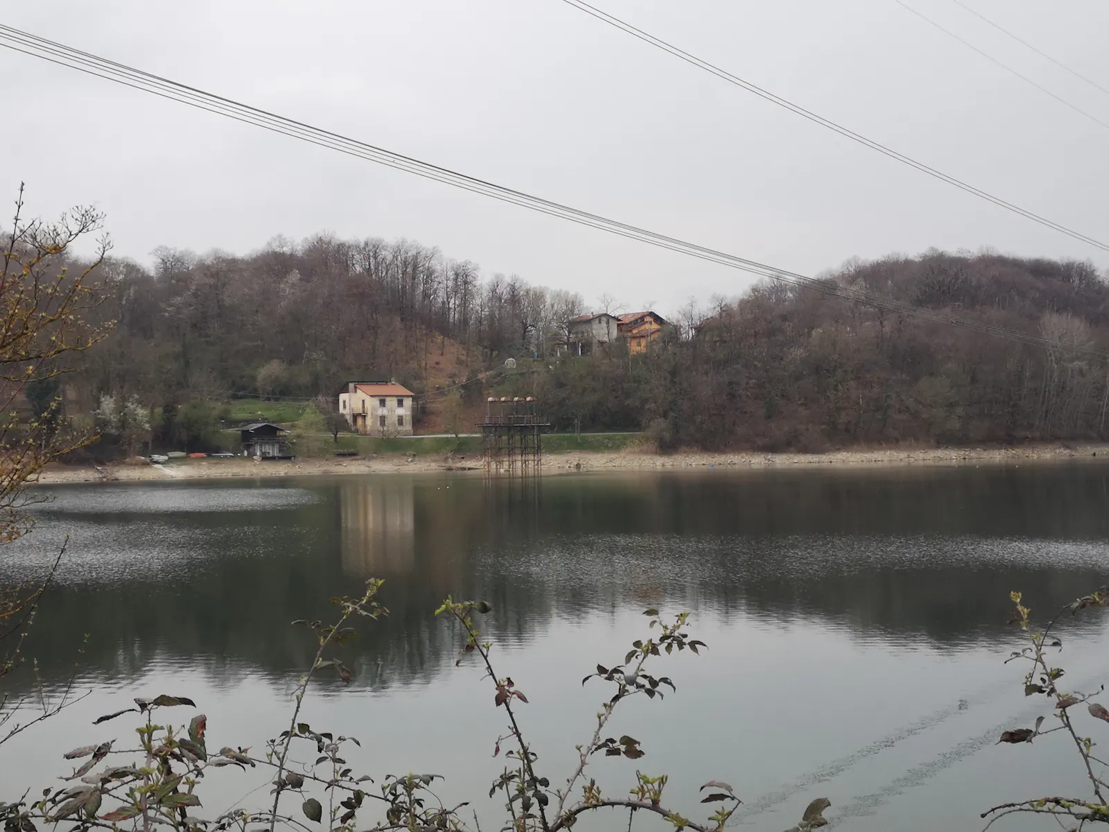 Lago di Bertignano visto in autunno. In alto a sinistra la casetta girgia, è quella risistemata da Maria e Domenico