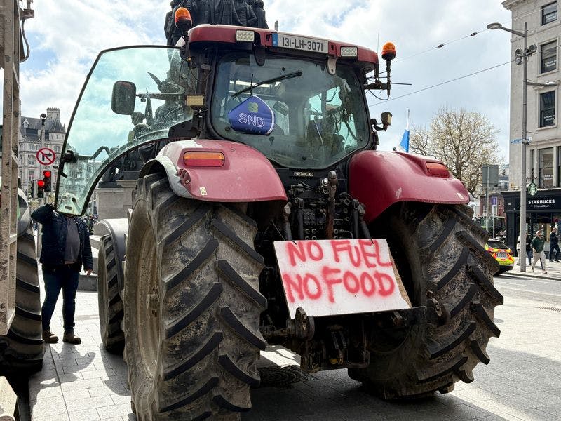 Ein Trecker in Dublin, mit einem Schild: "No fuel, no food".