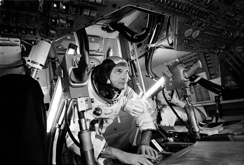 Ein Astronaut inmitten von Geräten.