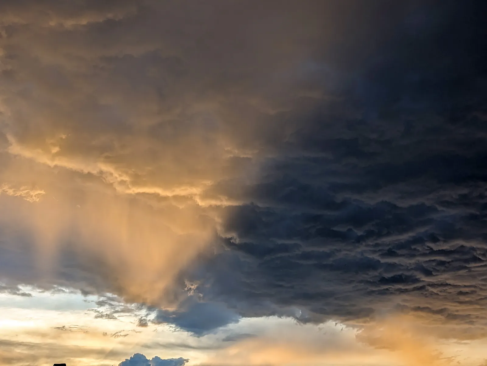 Dramatischer Himmel über Gaisburg: Bei der jüngsten Gewitterfront gab es über Stuttgart-Ost geradezu dramatische Himmels- und Wolkenbilder. Die Gewitter sind aber alle vorbei gezogen. Foto: Jürgen Brand